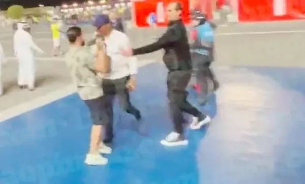 2022-dunya-kupasinda-efsane-futbolcu-samuel-etodan-skandal-hareket-youtuberin-yuzunu-tekmeledi-1670321456735.jpg 2022 Dünya Kupası'nda efsane futbolcu Samuel Eto'dan skandal hareket! YouTuber'ın yüzünü tekmeledi-3