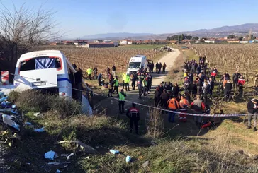 Manisa’da TIR servis midibüsü ile çarpıştı şarampole uçtu! 17 işçi yaralandı