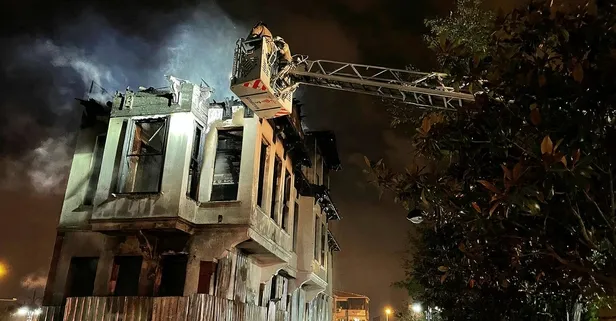 İstanbul Fatih’te geceyi aydınlatan yangın! Tarihi ahşap bina küle döndü