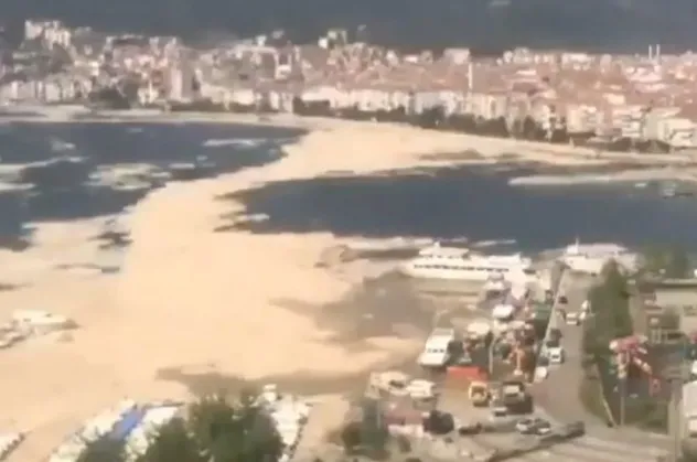 Deniz salyası Marmara'yı işte böyle sarıyor! 30 saniyelik görüntüye yansıdı