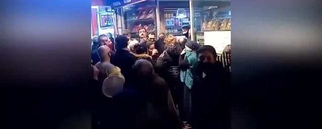 Sokağa çıkma yasağı sonrası fırınlara akın ettiler! Sosyal mesafe kuralını yerle bir eden vatandaşlardan görüntüler