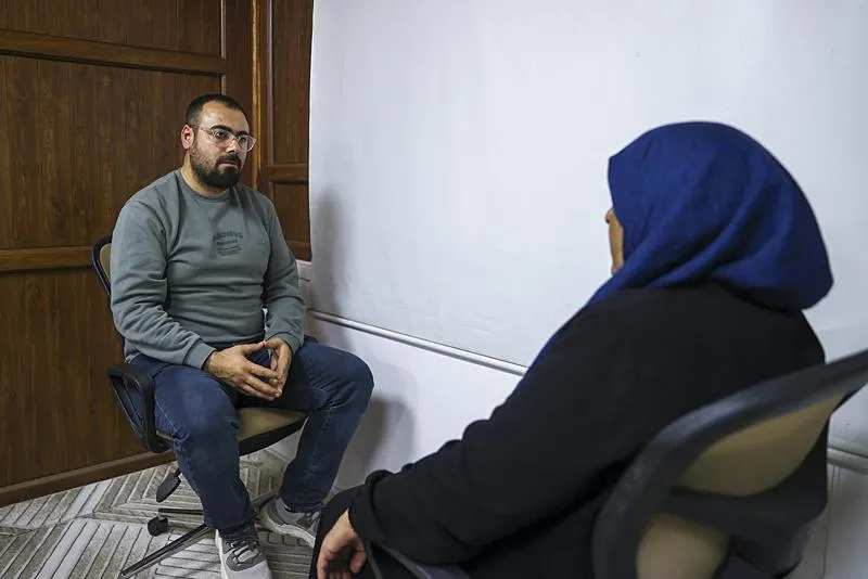 Suriye'nin Afrin ilçesinde 2017 yılında terör örgütü PKK/YPG mensuplarınca 15 gün alıkonulan ve tecavüze uğrayan kadın, yaşadığı zulmü anlattı. (AA)