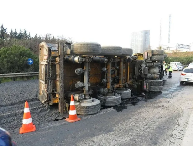 Son dakika: Ümraniye'de harç yüklü kamyon devrildi trafik durma noktasına geldi-3