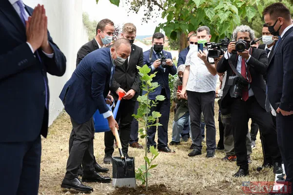 SON DAKİKA: Uluslararası ajanslar Çavuşoğlu ile Dendias'ın sarılmasını son dakika geçti - 15