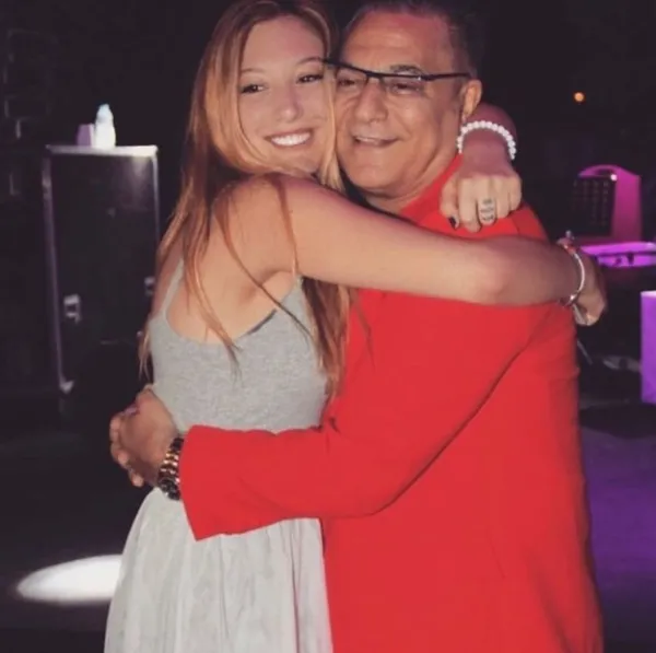 Mehmet Ali Erbil'in kızı Yasmin Erbil'den gelen o görüntü olay: "Tuvalet bu tuvalet sanki mankenlik teklifi gelecek"-6