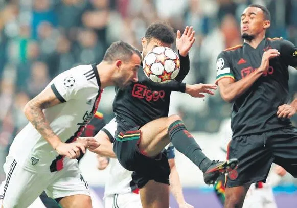 ajax-yenilgisine-ragmen-besiktas-taraftari-sergen-yalcina-tam-destek-verdi-1637791533228.jpeg Ajax yenilgisine rağmen Beşiktaş taraftarı Sergen Yalçın'a tam destek verdi-2