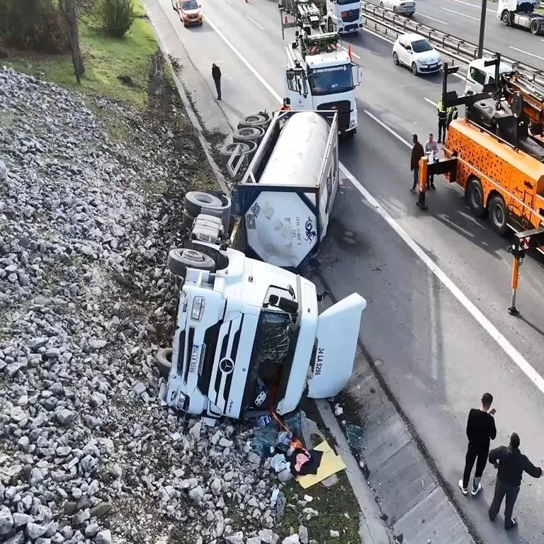 TEM’de tanker devrildi