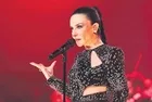 Talihsiz anlar! Şarkıcı Fatma Turgut'un kafasına konser sırasında 'çakmak' atıldı