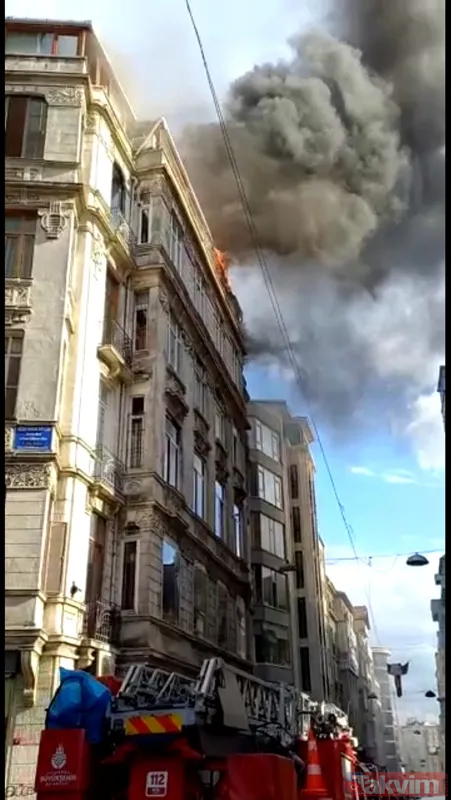 SON DAKİKA: Beyoğlu'nda korkutan yangın! Tarihi binanın 6. katında alevler yükseldi - 5