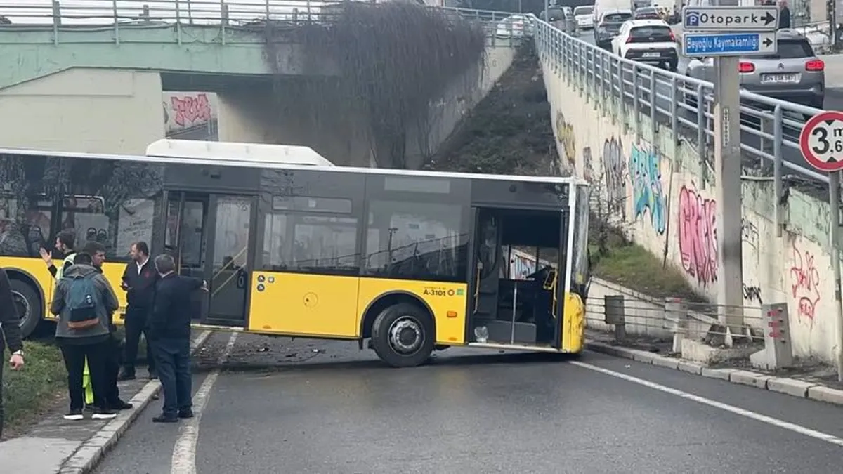 Yine İETT yine kaza: Refüjü aşıp karşı şeride geçti! Beyoğlu'nda yol trafiğe kapatıldı