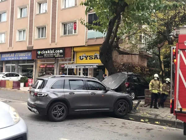 luks-aractaki-kadin-surucu-fren-yerine-gaza-basti-kadikoyde-dehset-anlari-1637934953228.jpg Lüks araçtaki kadın sürücü fren yerine gaza bastı! Kadıköy'de dehşet anları...-3