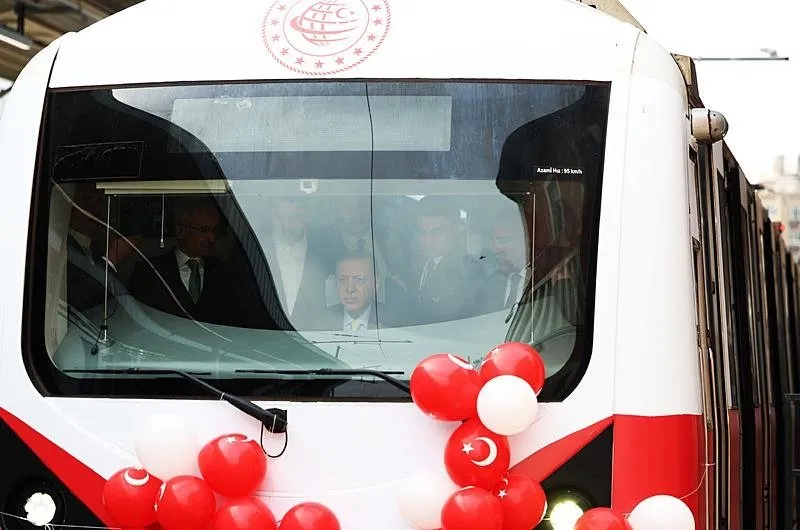Başkan Recep Tayyip Erdoğan, 26 Şubat'ta hizmete alınan Sirkeci-Kazlıçeşme Raylı Sistem Hattı'nda banliyö treninin ilk seferini yaptı.