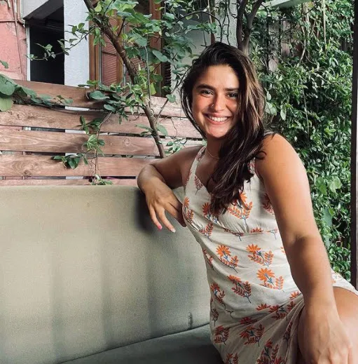 Survivor Ayşe Yüksel açılıp saçılmaya devam ediyor sınırları her geçen gün aşıyor! Mini şortu giydi kalça dekoltesini verdi-3