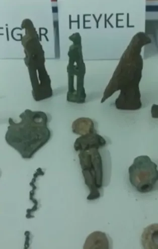 Antalya'da tarihi eser kaçakçısının üzerinden adeta hazine çıktı
