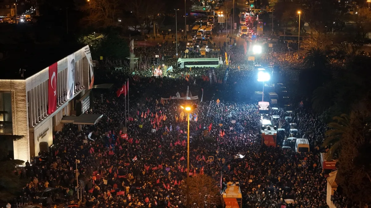 Ekrem İmamoğlu’nu desteğe Saraçhane’ye gidenlerin Ramazan ayında bira keyfi! Tepki yağıyor!