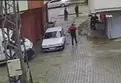 Sokakta kuzen dehşeti! Vurulma anı kamerada