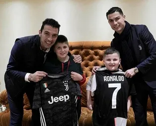 Ronaldo ve Buffon Arnavutluktaki depremzede çocuklara imzalı forma hediye etti
