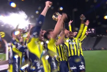 Şampiyon Fenerbahçe kupayı böyle kaldırdı!