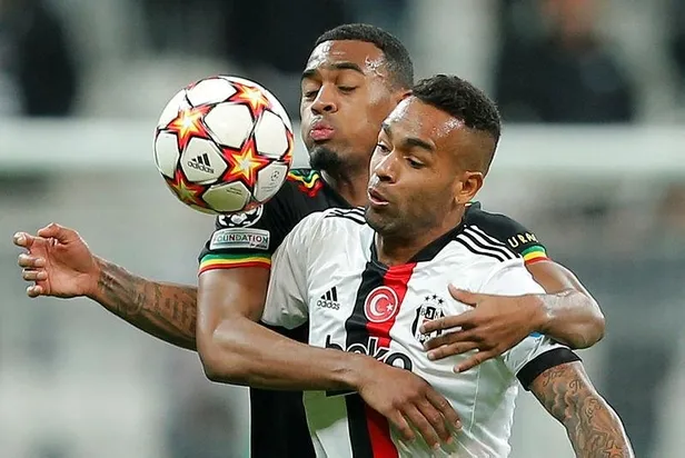ajax-yenilgisine-ragmen-besiktas-taraftari-sergen-yalcina-tam-destek-verdi-1637791668850.jpeg Ajax yenilgisine rağmen Beşiktaş taraftarı Sergen Yalçın'a tam destek verdi-5