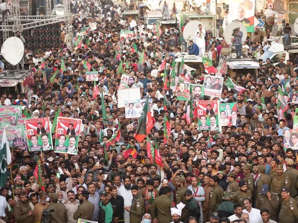 pakistanda-tansiyon-yukseliyor-imran-handan-destekcilerine-toplanma-cagrisi-1668875244723.jpg Pakistan'da tansiyon yükseliyor: İmran Han'dan destekçilerine toplanma çağrısı-3