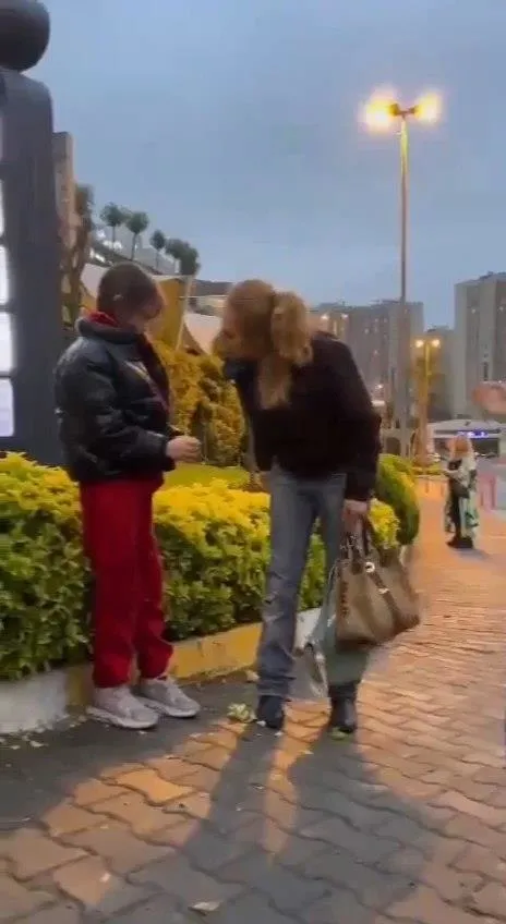 bu-nasil-anne-sokak-ortasinda-kizini-dovdu-vatandaslar-tepki-gosterince-birakip-gitti-alin-sizin-olsun-1714941499941.jpeg Bu nasıl anne? Sokak ortasında kızını dövdü çevredekiler tepki gösterince bırakıp gitti: Alın sizin olsun-3