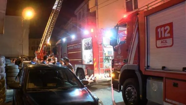 Sancaktepe'de gece yarısı korkutan yangın! 5 katlı binanın çatısı alevlere teslim oldu-2