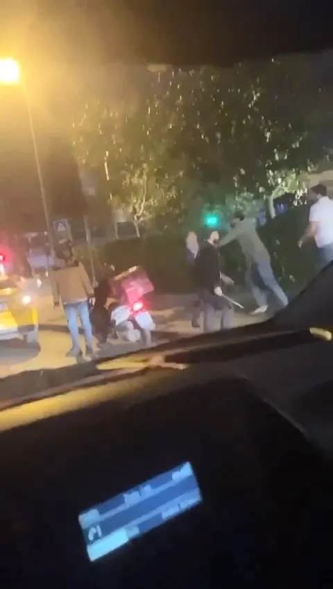 Beyoğlu'nda taksici ve yolcular arasında tekme tokat kavga