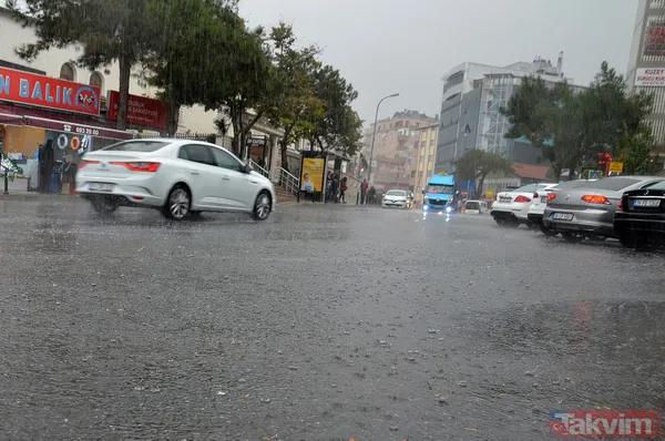 Meteoroloji İstanbul'u uyarmıştı! Beykoz'da yollar göle döndü, sürücüler zor anlar yaşadı - 7