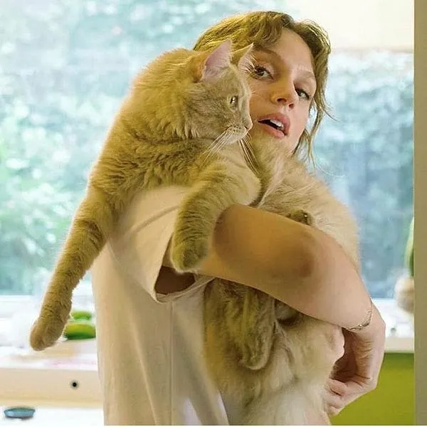 farah-zeynep-abdullah-askta-dikis-tutturamiyor-dj-artz-ile-iliskisini-sonlarindan-guzel-oyuncu-fotograflari-si-1643656049227.jpeg Farah Zeynep Abdullah aşkta dikiş tutturamıyor! DJ Artz ile ilişkisini sonlarından güzel oyuncu fotoğrafları sildi-5