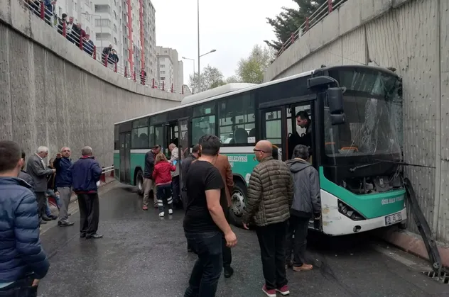 Kayseri'de özel halk otobüsü alt geçitte kaza yaptı: 8 yaralı