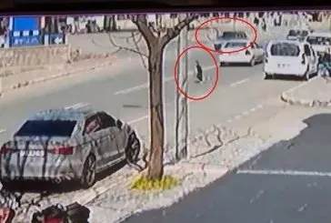 Otomobilin çocuğa çarptığı kaza anı kamerada