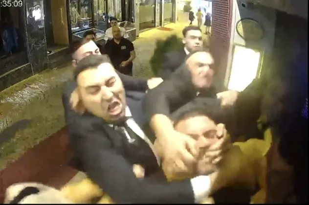 Ortaköy'de öldüresiye dövmüşlerdi! O isim çete lideri çıktı! Mesut Baraj Balat'ta gasptan gözaltında