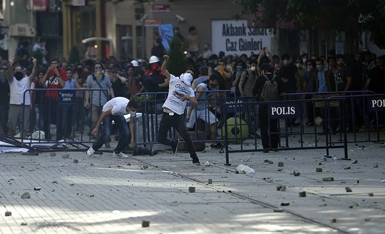 gezi-parki-kumpasinin-turkiyeye-maliyeti-agir-oldu-faturasi-100-milyar-dolari-asti-1779861411016.jpeg Gezi Parkı kumpasının Türkiye’ye maliyeti ağır oldu: Faturası 100 milyar doları aştı-4