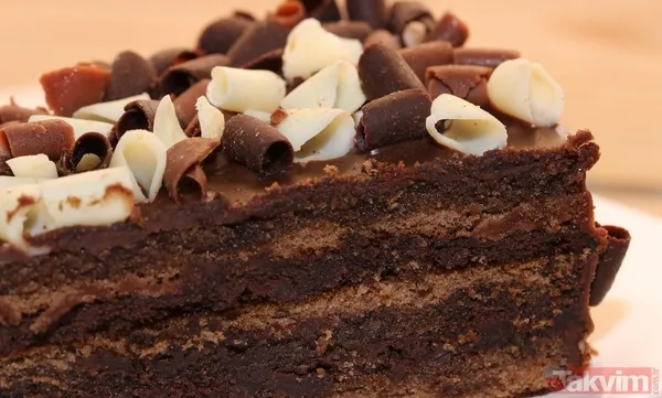 Dolapta bekledikçe lezzeti katlanıyor! Tabak tabak giden bisküvili pasta tarifi - 3