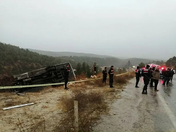 Son dakika: Denizli'de yolcu midibüsü devrildi: 1 ölü, 20 yaralı-3