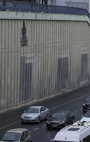 CHP'li İBB dikey bahçeleri söktü yerine "gri duvarlar" bıraktı