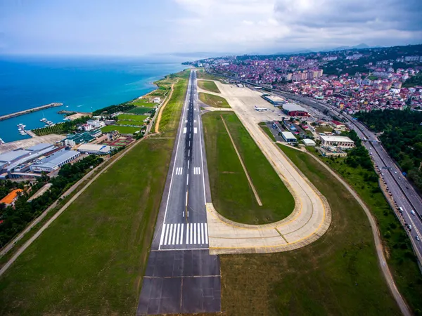 trabzon-havalimaninda-pist-catladi-ucuslar-iptal-1629486127274.jpg Trabzon Havalimanı'nda pist çatladı! Uçuşlar iptal-4