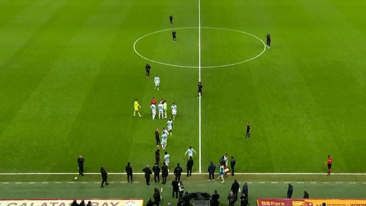 Galatasaray - Adana Demirspor maçında şok: Misafir takım sahadan çekildi