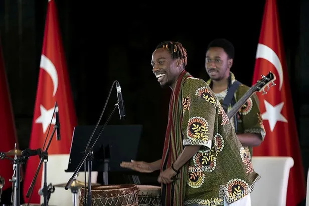 emine-erdogan-dunya-gonulluluk-gunu-kapsaminda-cumhurbaskanligi-kulliyesindeki-afrika-evi-programina-katildi-1670353310715.jpeg Emine Erdoğan, Dünya Gönüllülük Günü kapsamında Cumhurbaşkanlığı Külliyesi'ndeki Afrika Evi programına katıldı-7