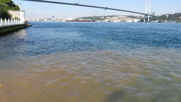 İstanbul Boğazı'nın rengi değişti