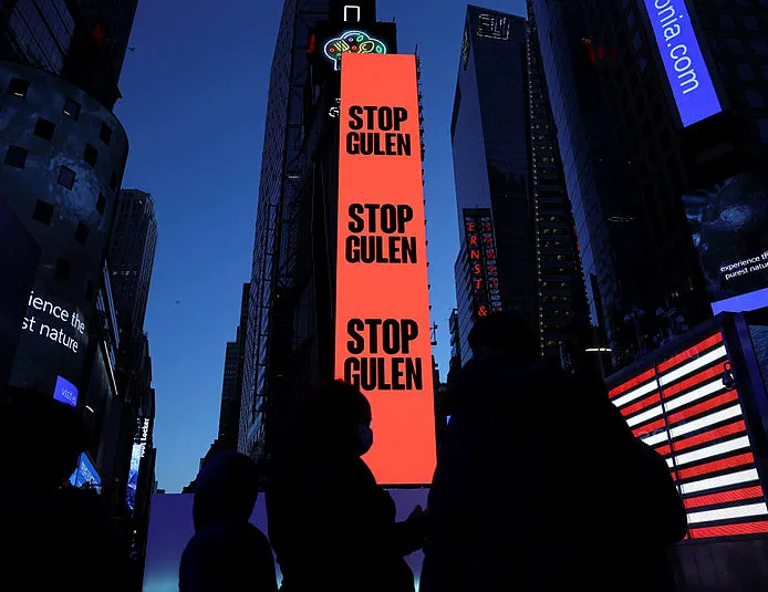 Times Meydanı’nda Stop Gülen ilanı