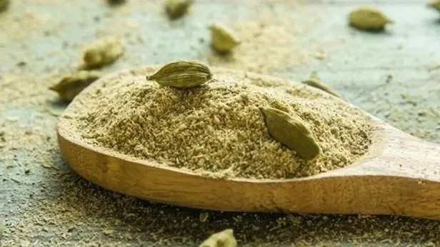 Faydasını duyanlar şaştı kaldı! 2 tane kakule çiğneyen bu dertten kurtulacak