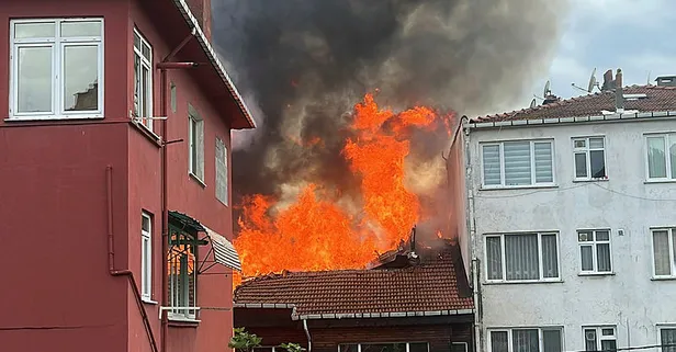 İstanbul Beykoz'da ahşap bina cayır cayır yandı
