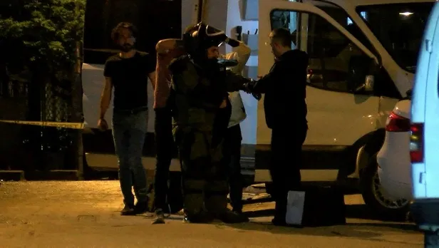 istanbul-kartalda-supheli-paket-panigi-funyeyle-patlatildi-1650661296800.jpeg İstanbul Kartal'da şüpheli paket paniği! Fünyeyle patlatıldı-2