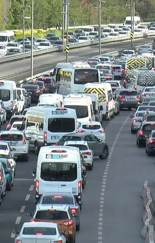 İstanbul'da trafik kilitlendi! YOL DURUMU