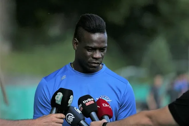 adana-demirsporun-yeni-yildizi-mario-balotelliden-belhandaya-gonderme-gol-atamazsam-onun-sucu-1626278496371.jpeg Adana Demirspor'un yeni yıldızı Mario Balotelli'den Belhanda'ya gönderme: Gol atamazsam onun suçu-3