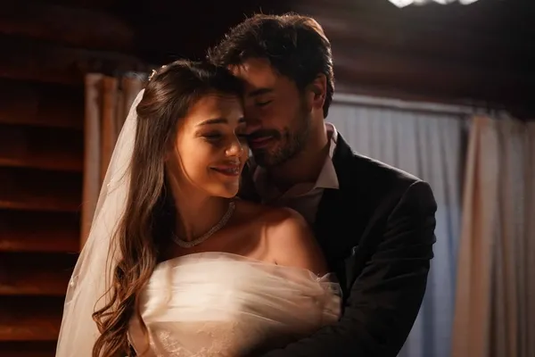 ayaklar-bas-oldu-kalp-yarasi-27-bolum-2-fragmaninda-azadeye-buyuk-sok-sen-ne-ariyorsun-burada-1641422579567.jpg Ayaklar baş oldu! Kalp Yarası 27. bölüm 2. fragmanında Azade’ye büyük şok: Sen ne arıyorsun burada?-3