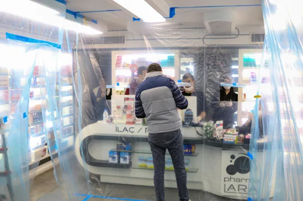 Eczanede koronavirüs önlemi! Maske ve eldiven yetmeyince bunu yaptılar!-3