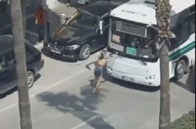 Adana'da bir tuhaf olay! Bir kadın yarı çıplak halde yolun ortasına yatıp...