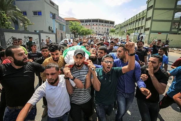 Gazze'nin 20'li yaşlardaki şehitleri son yolculuğuna uğurlandı-3